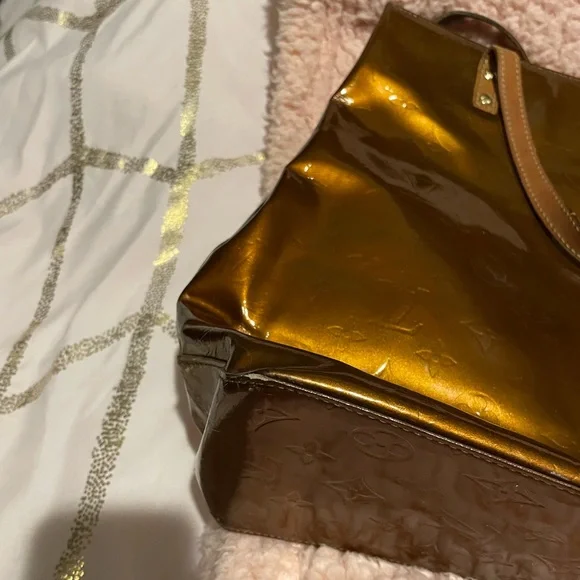 LOUIS VUITTON TOTE.. BRONZE VERNIS DESIGN. GREAT BAG Stored in a dust bag. - Picture 4 of 11